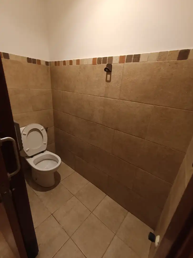 Badezimmer von Geschaftsraum zum Verkauf in El Masnou mit Klimaanlage, Parkett und Möbliert