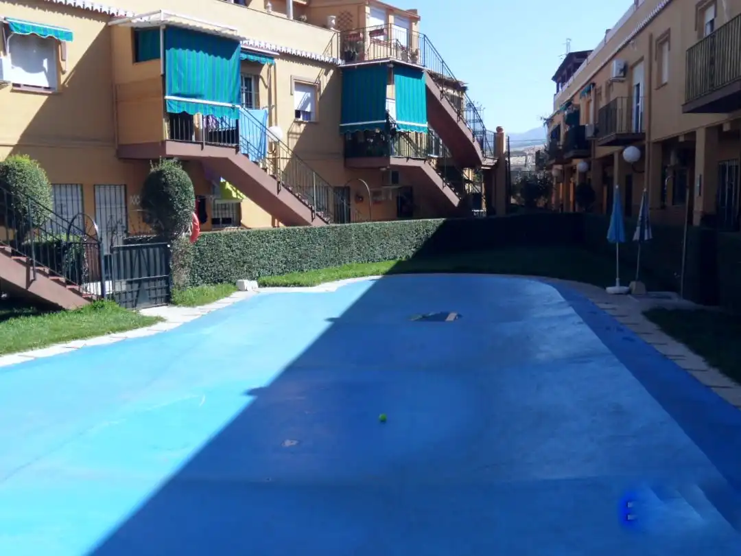 Piscina de Piso en venta en La Zubia Ciudad