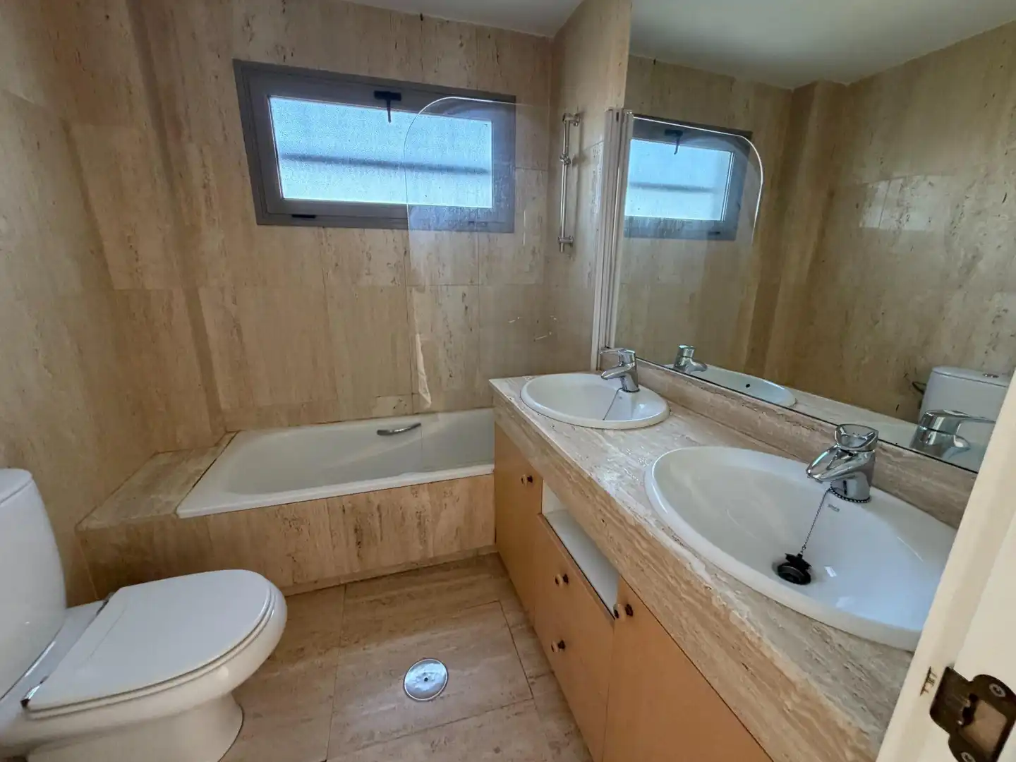 Baño de Piso de alquiler en Sevilla con Aire acondicionado, Calefacción y Parquet