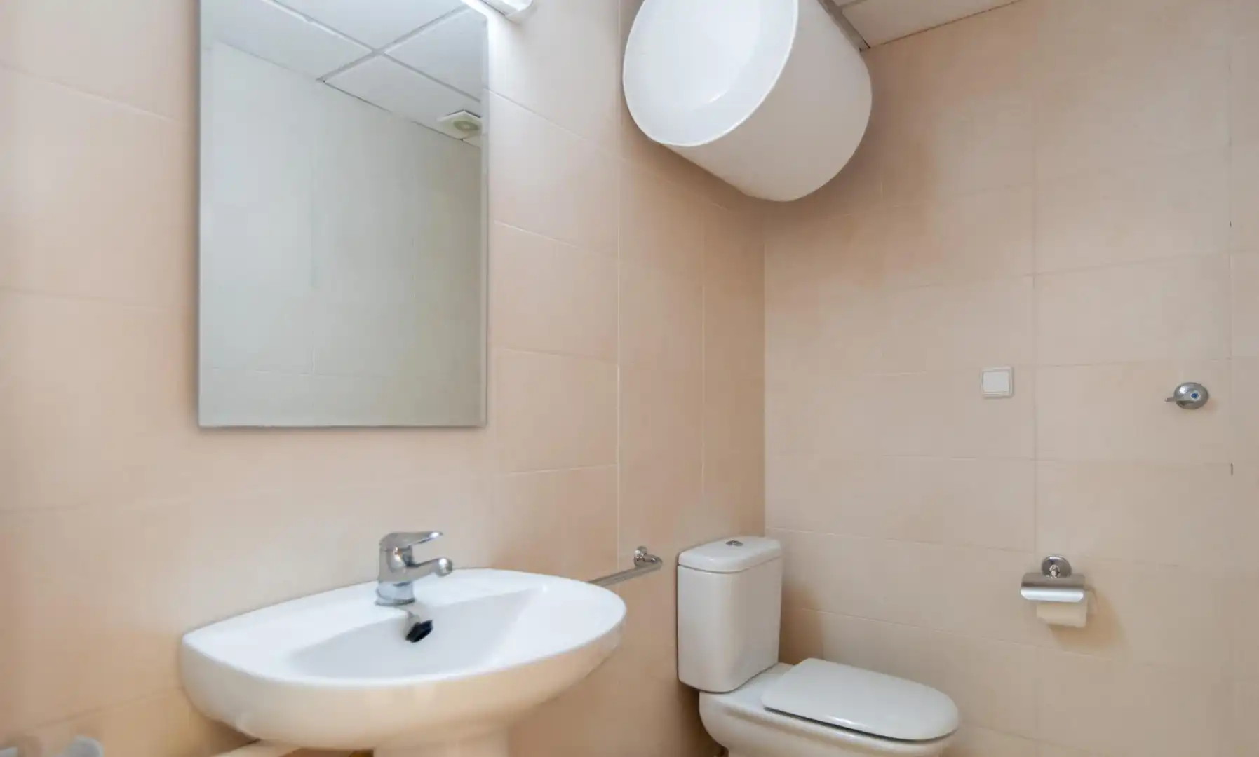 Bathroom of Office for rent in Vilafranca del Penedès