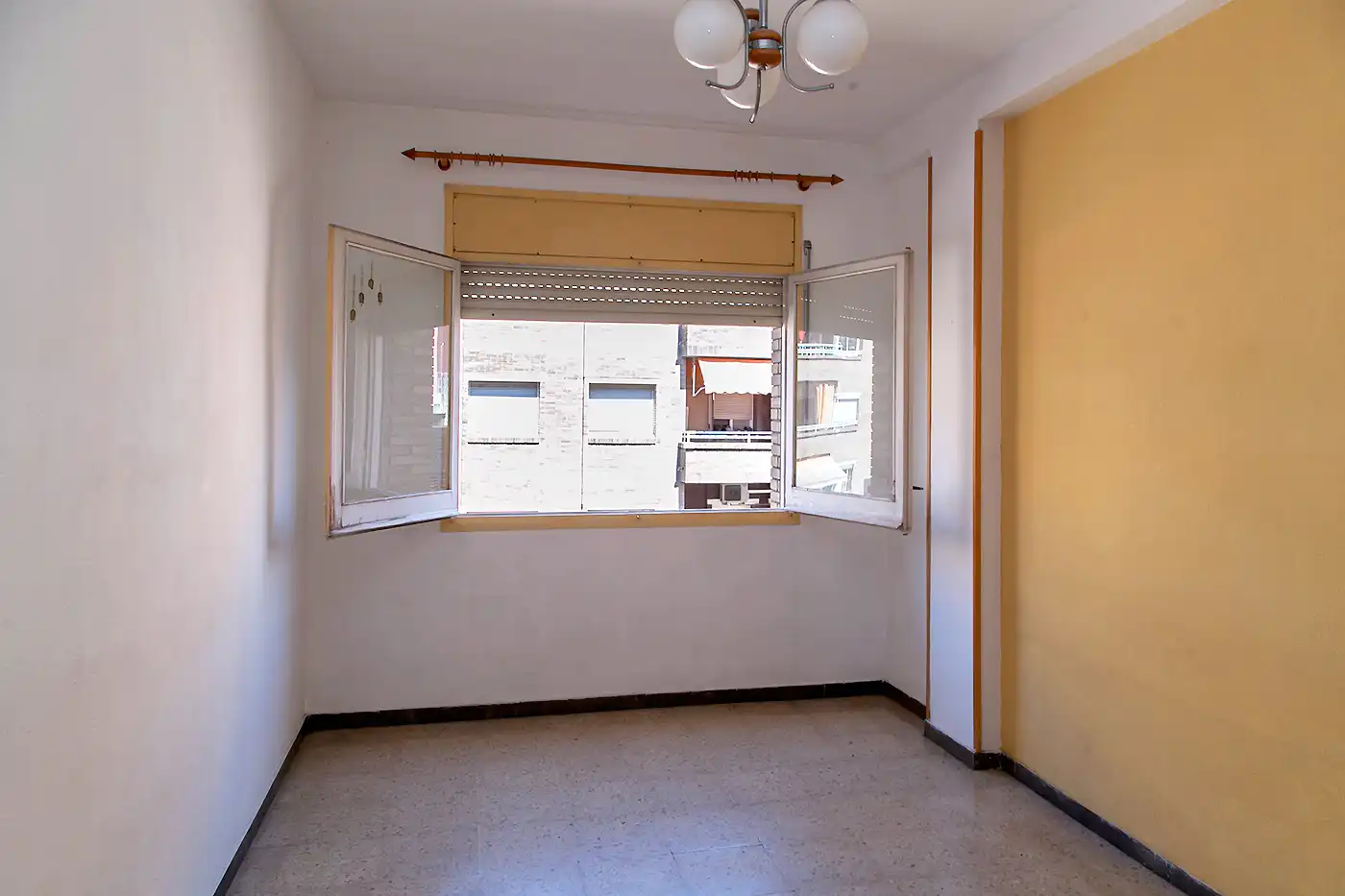 Habitación de Piso en venta en Barcelona con Balcón y Alarma