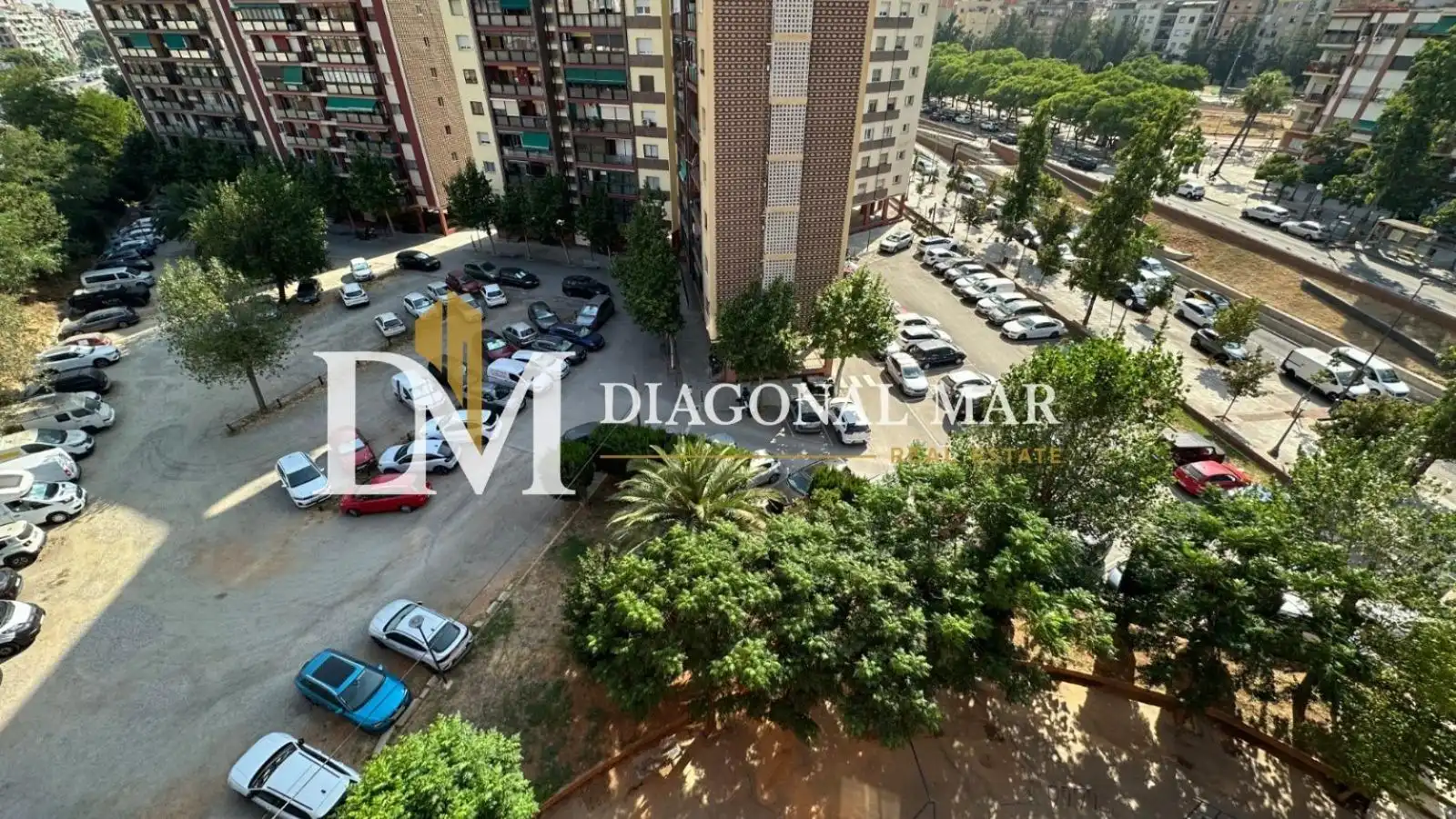 Vista exterior de Dúplex en venda en Barcelona amb Aire condicionat i Balcó