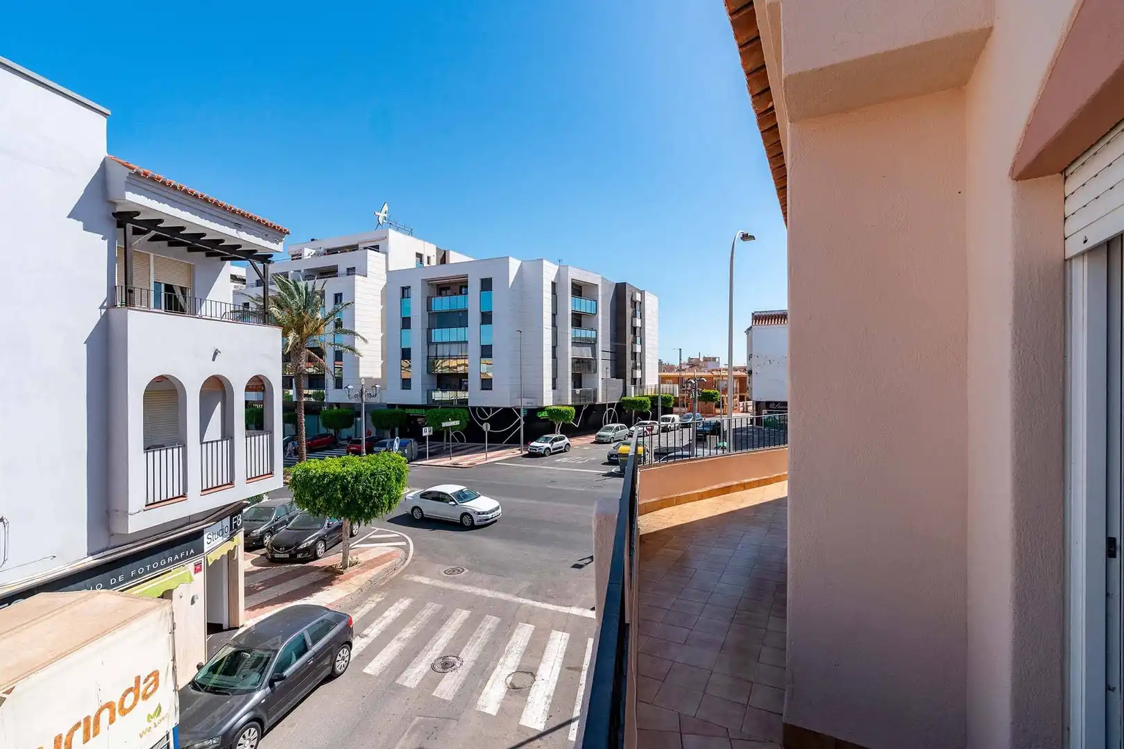Vista exterior de Pis en venda en Roquetas de Mar amb Aire condicionat, Terrassa i Moblat