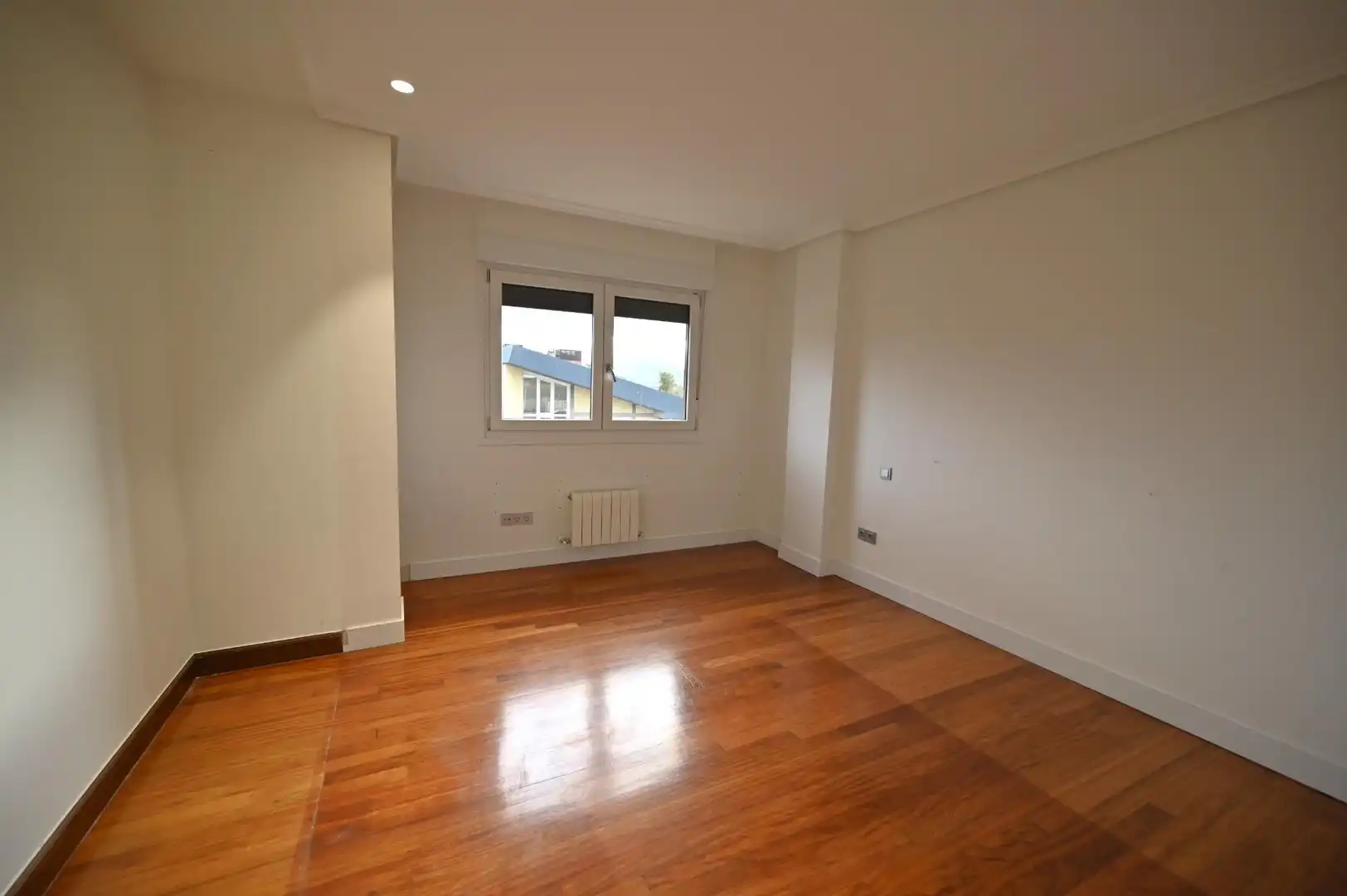 Habitación de Casa adosada en venta en Loiu con Aire acondicionado, Calefacción y Jardín privado
