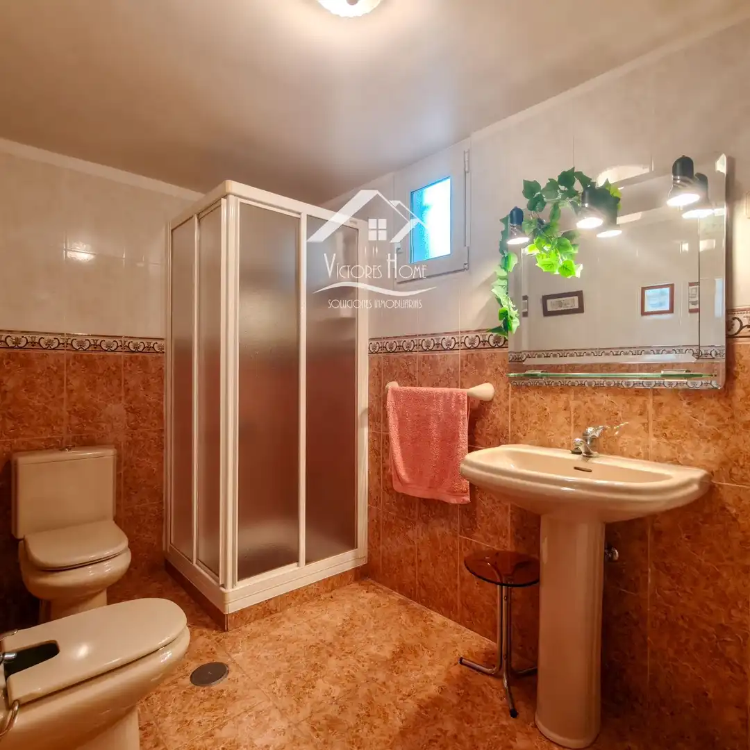Badezimmer von Einfamilien-Reihenhaus zum Verkauf in San Agustín del Guadalix mit Klimaanlage, Heizung und Parkett
