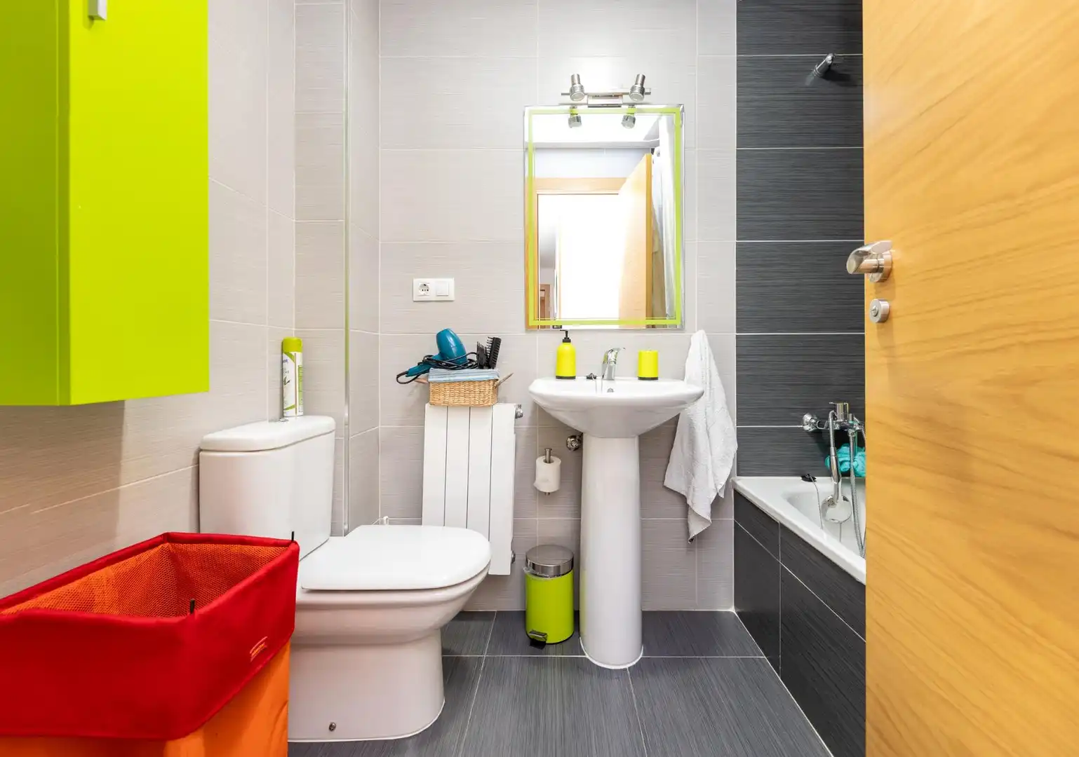Bathroom of Flat for sale in Granada  with Air Conditioner, Heating and Storage room