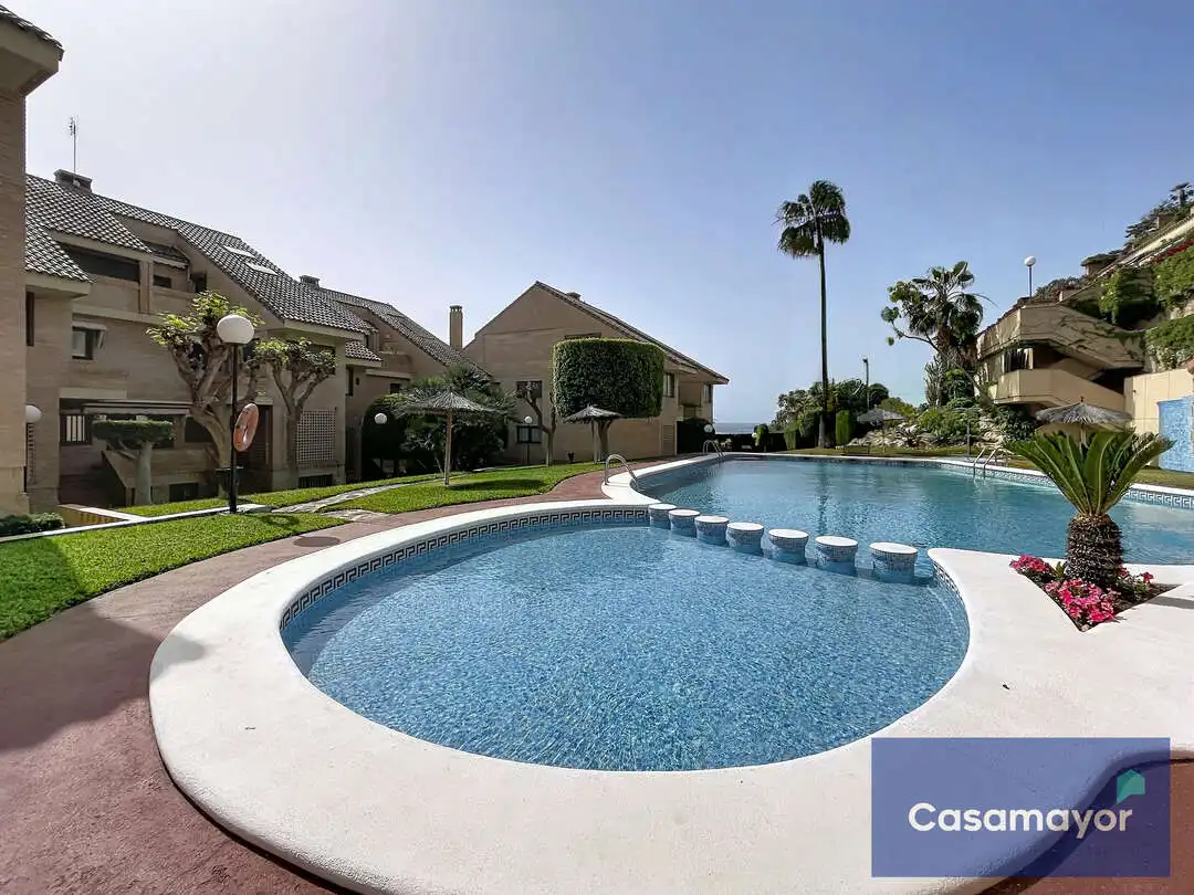 Piscina de Casa adosada en venda en Alicante / Alacant amb Aire condicionat, Calefacció i Jardí privat