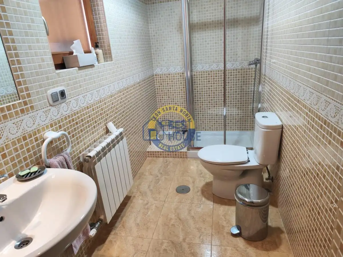 Baño de Casa o chalet en venta en Villaquilambre con Calefacción, Jardín privado y Parquet