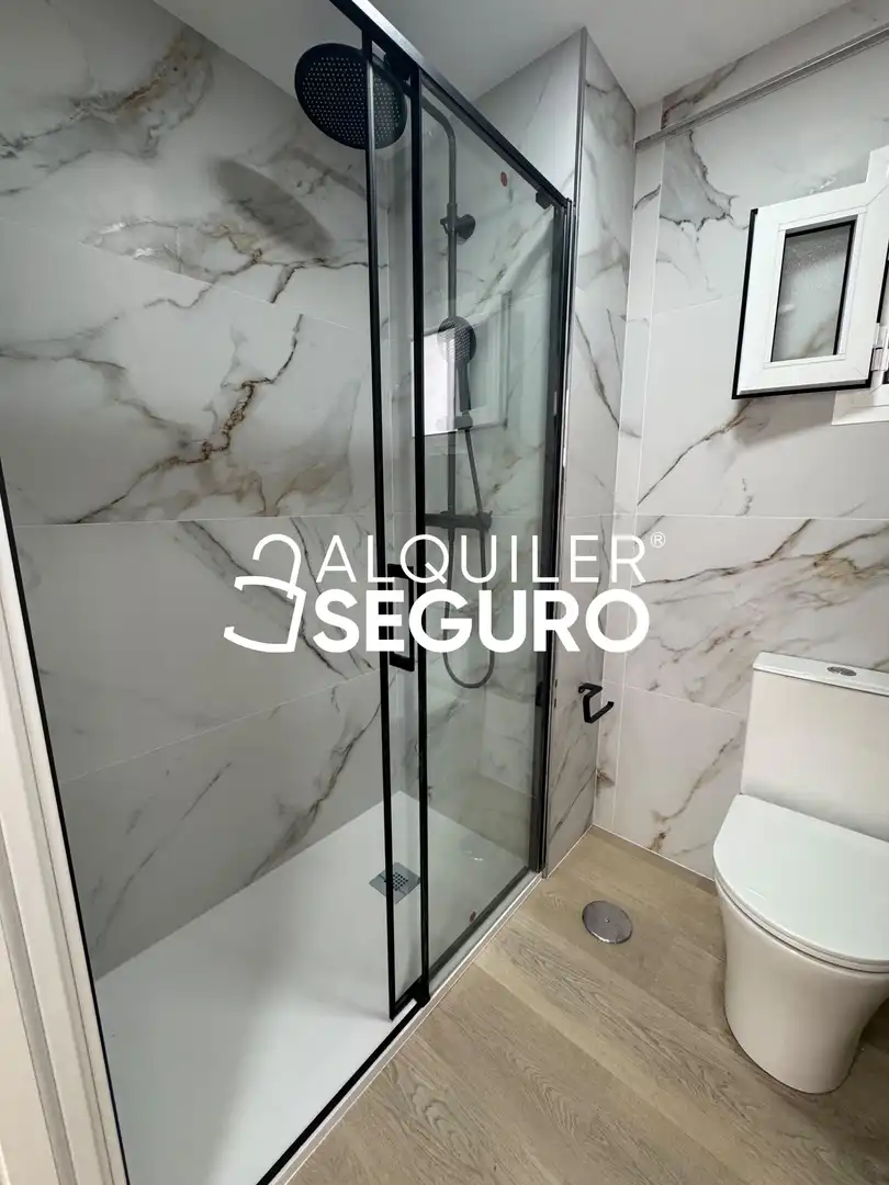 Bathroom of Flat for rent in Málaga  with Air Conditioner