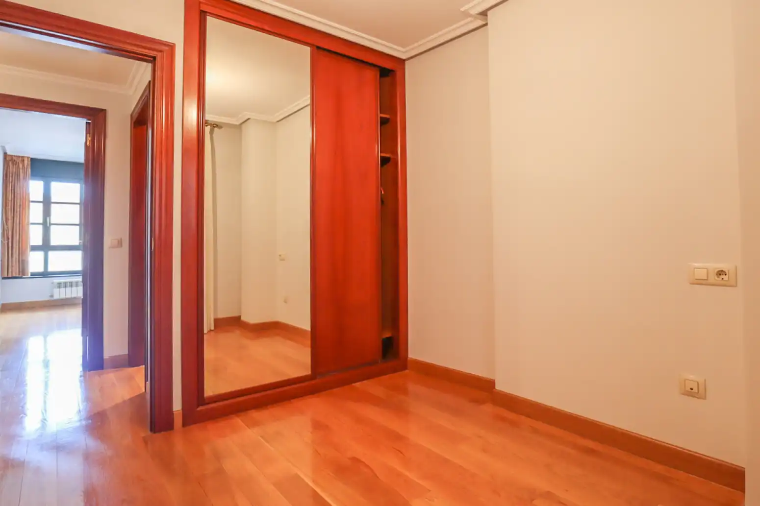 Schlafzimmer von Wohnung zur Miete in Oviedo  mit Heizung und Parkett