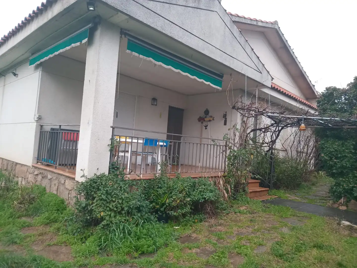 Vista exterior de Casa o xalet en venda en El Casar amb Calefacció, Jardí privat i Terrassa
