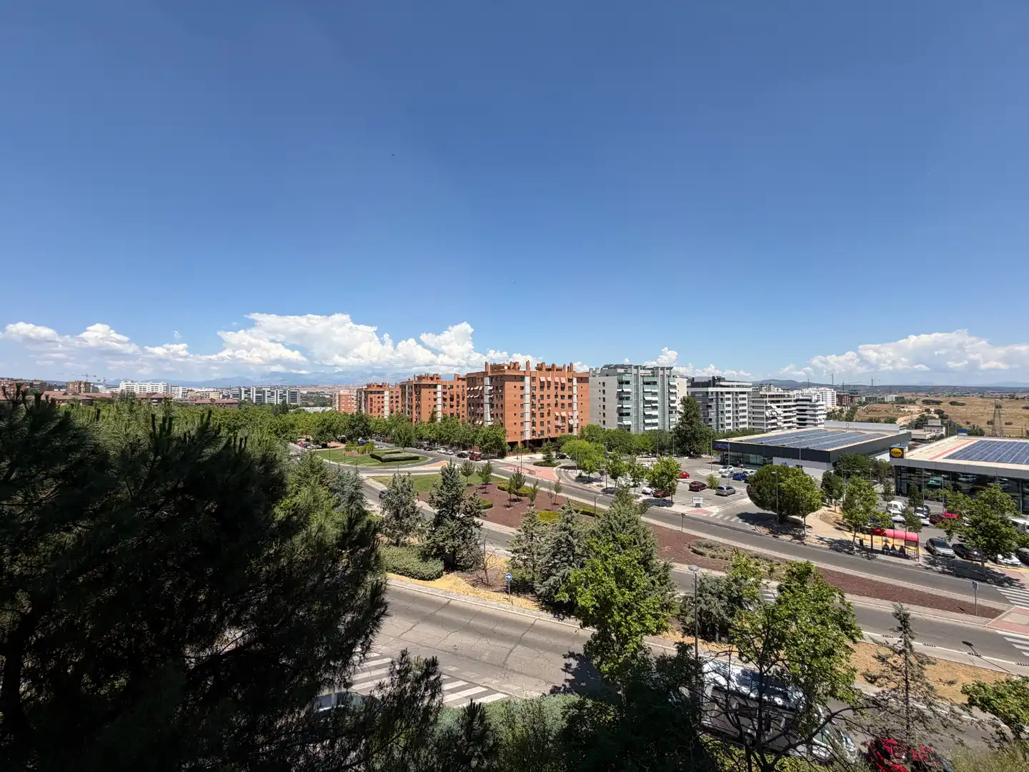 Vista exterior de Pis en venda en Tres Cantos amb Calefacció, Parquet i Terrassa