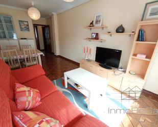 Sala d'estar de Pis en venda en Castro-Urdiales amb Balcó
