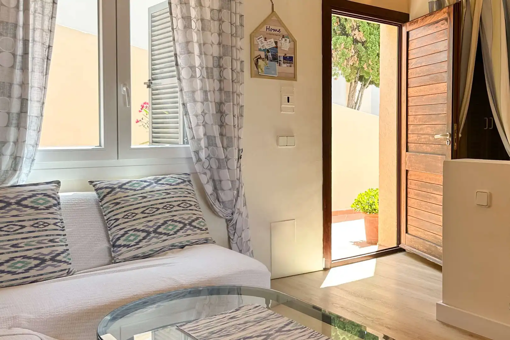 Sala d'estar de Casa adosada en venda en Capdepera amb Terrassa, Moblat i Balcó