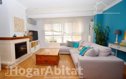 Sala d'estar de Casa o xalet en venda en Sagunto / Sagunt amb Aire condicionat, Calefacció i Terrassa