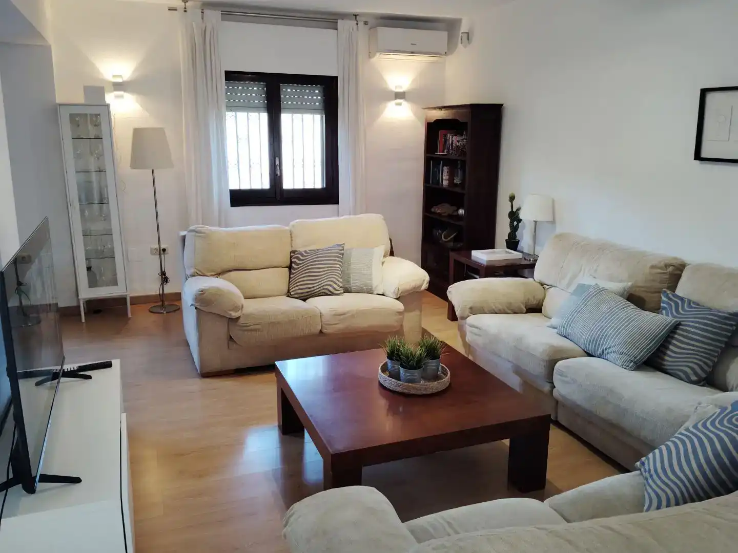 Sala d'estar de Casa o xalet de lloguer en Benalmádena amb Aire condicionat, Jardí privat i Parquet