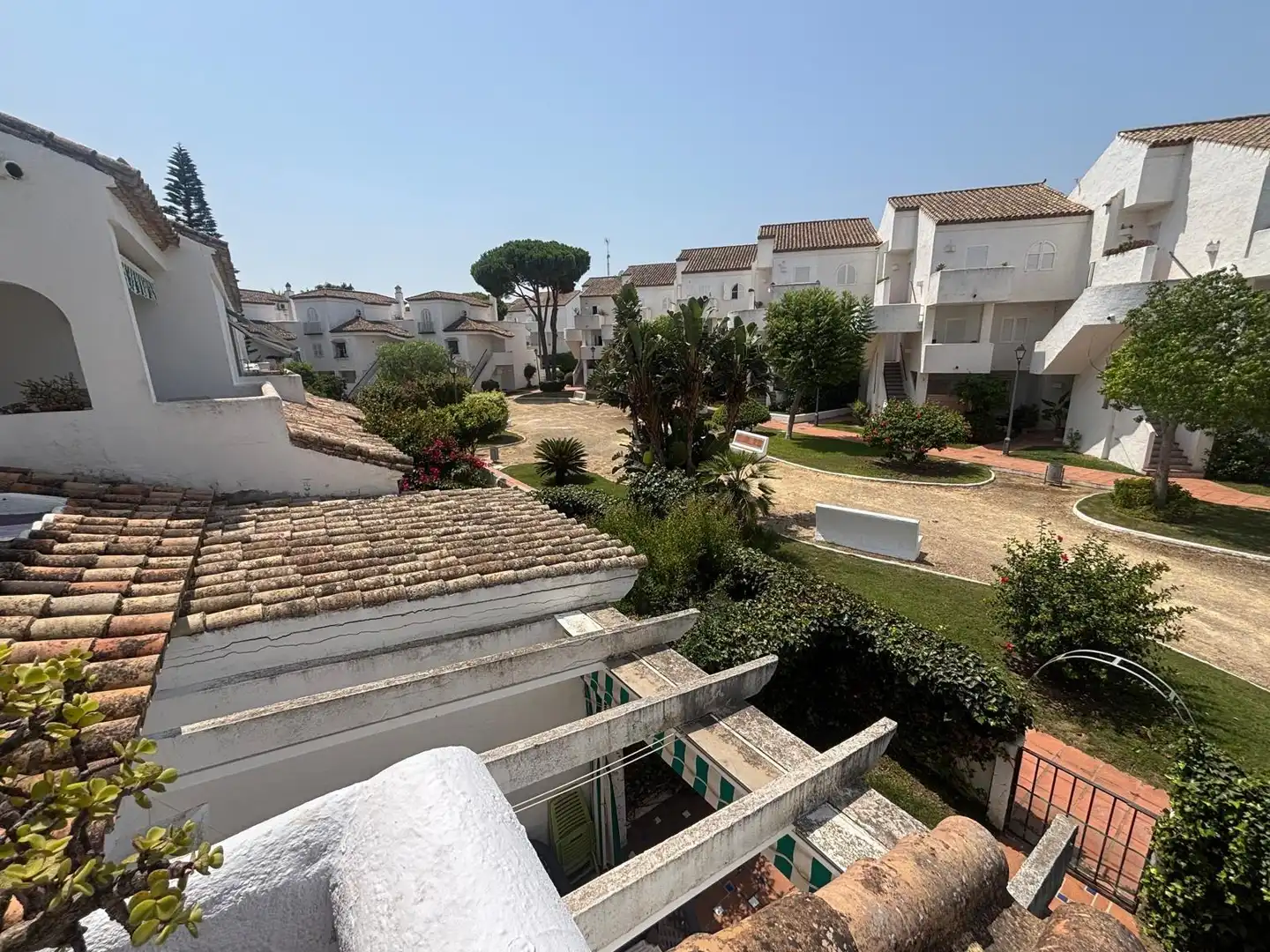 Vista exterior de Casa adosada en venda en Chiclana de la Frontera amb Jardí privat i Piscina comunitària