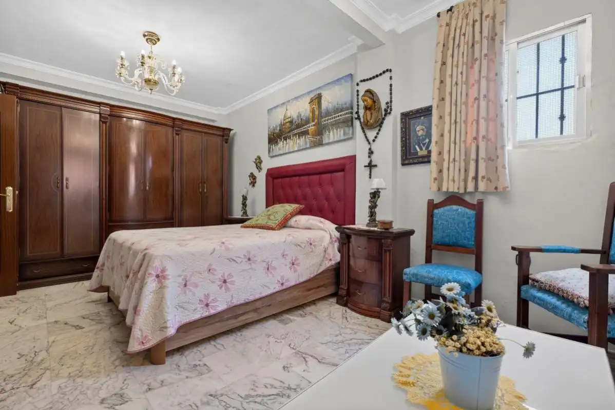 Schlafzimmer von Einfamilien-Reihenhaus zum Verkauf in Dos Hermanas mit Klimaanlage, Heizung und Terrasse