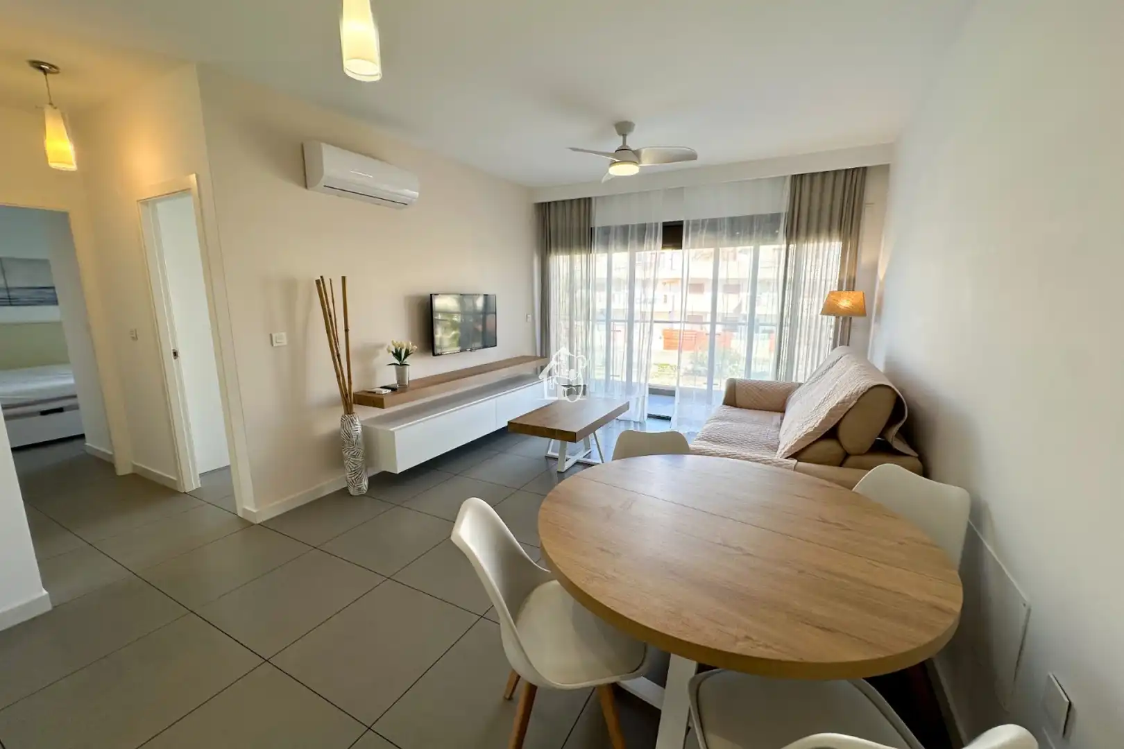 Sala d'estar de Apartament de lloguer en Pilar de la Horadada amb Aire condicionat, Terrassa i Piscina