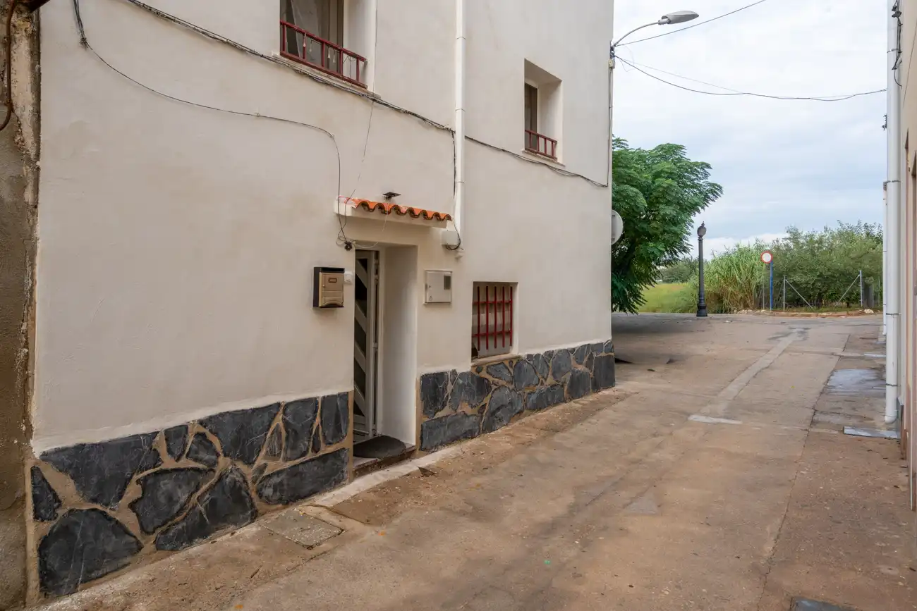 Vista exterior de Casa adosada en venda en Jesús - Els Reguers