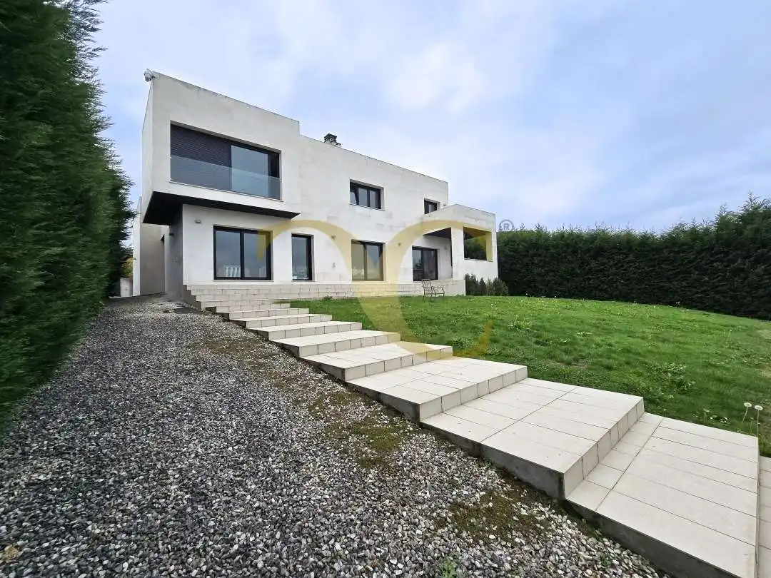 Vista exterior de Casa o xalet en venda en Oviedo  amb Calefacció, Jardí privat i Terrassa