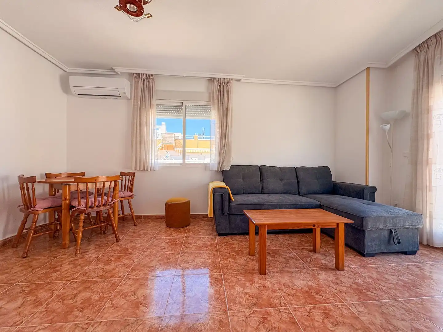 Sala d'estar de Àtic de lloguer en Torrevieja amb Aire condicionat, Calefacció i Terrassa