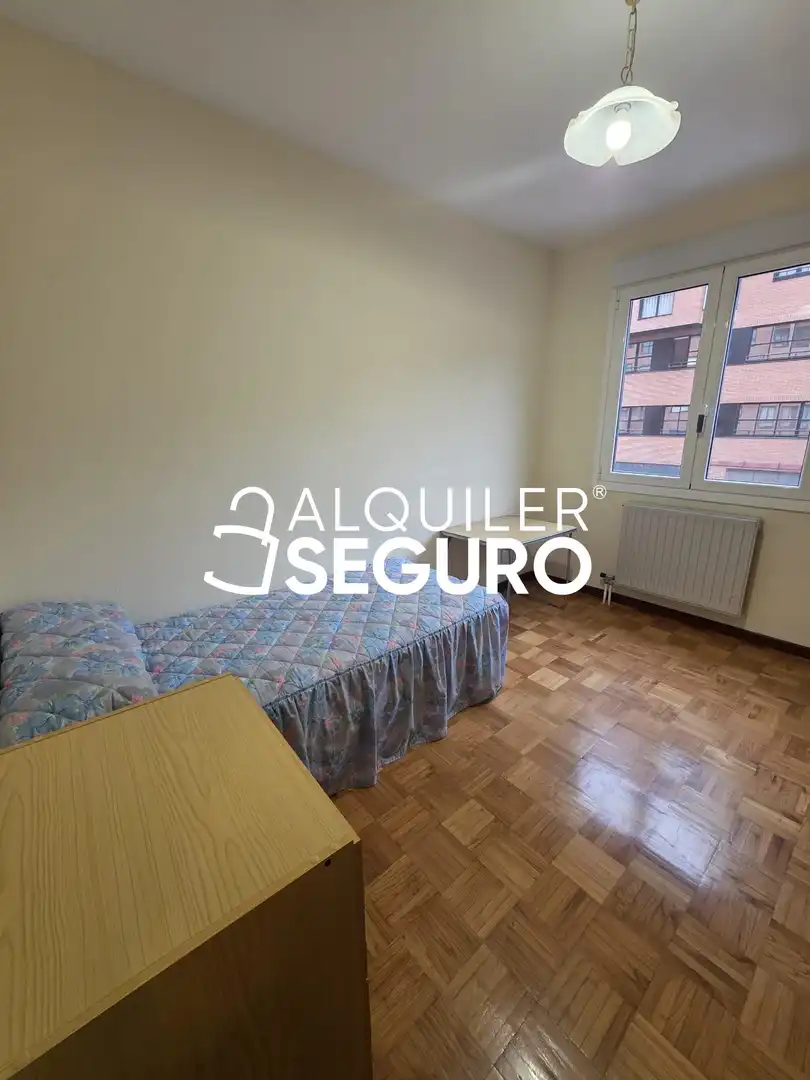 Dormitori de Pis de lloguer en Burgos amb Calefacció, Terrassa i Moblat