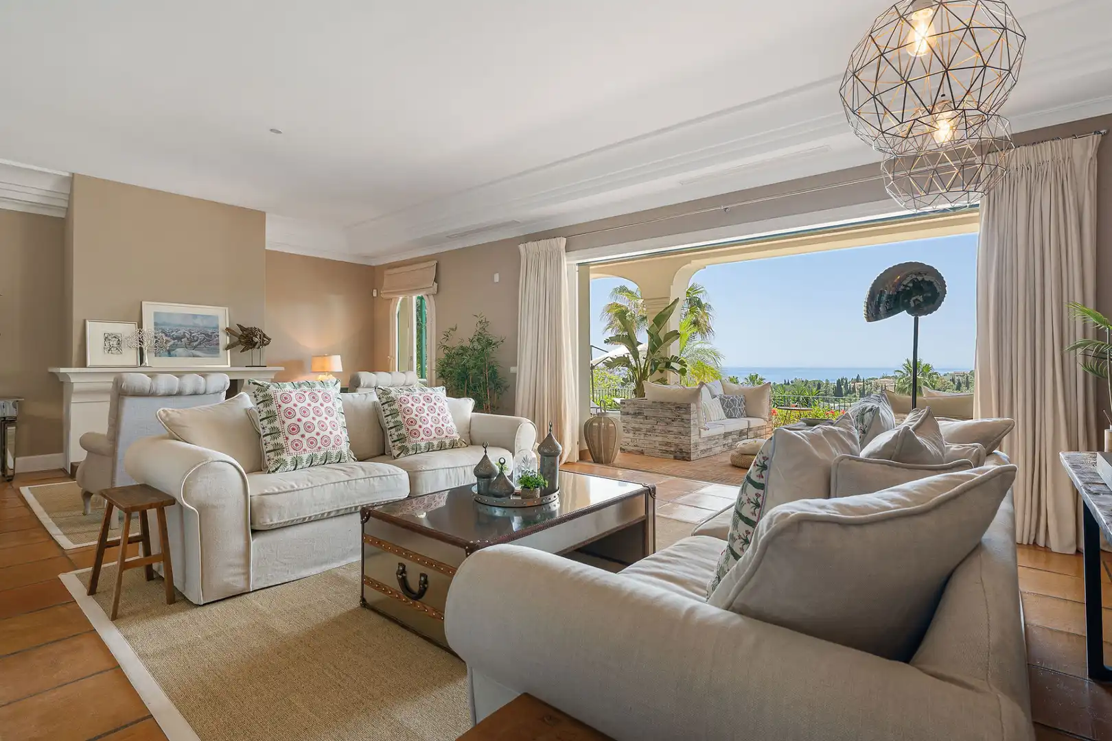Sala d'estar de Casa o xalet en venda en Marbella amb Aire condicionat, Calefacció i Jardí privat