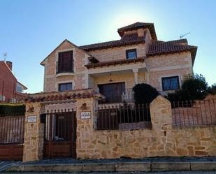 Vista exterior de Casa o xalet en venda en Campo Real amb Aire condicionat, Calefacció i Jardí privat