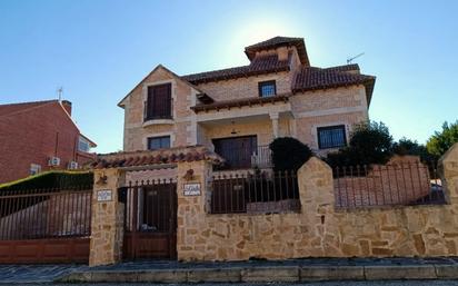 Vista exterior de Casa o xalet en venda en Campo Real amb Aire condicionat, Calefacció i Jardí privat