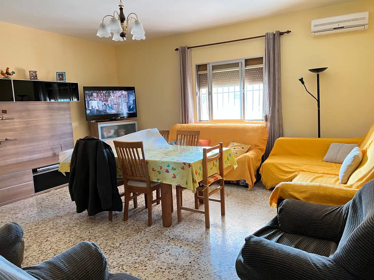 Sala d'estar de Casa o xalet en venda en Villafranca de los Caballeros amb Aire condicionat, Calefacció i Terrassa