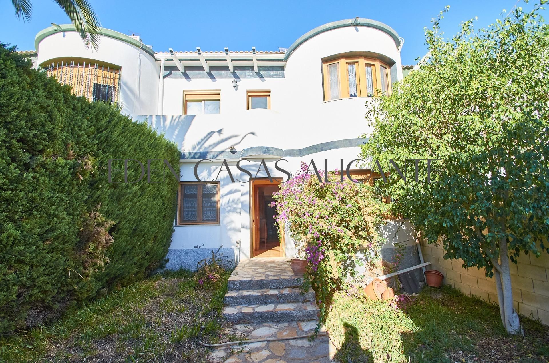Vista exterior de Casa adosada en venda en El Campello amb Aire condicionat, Calefacció i Jardí privat