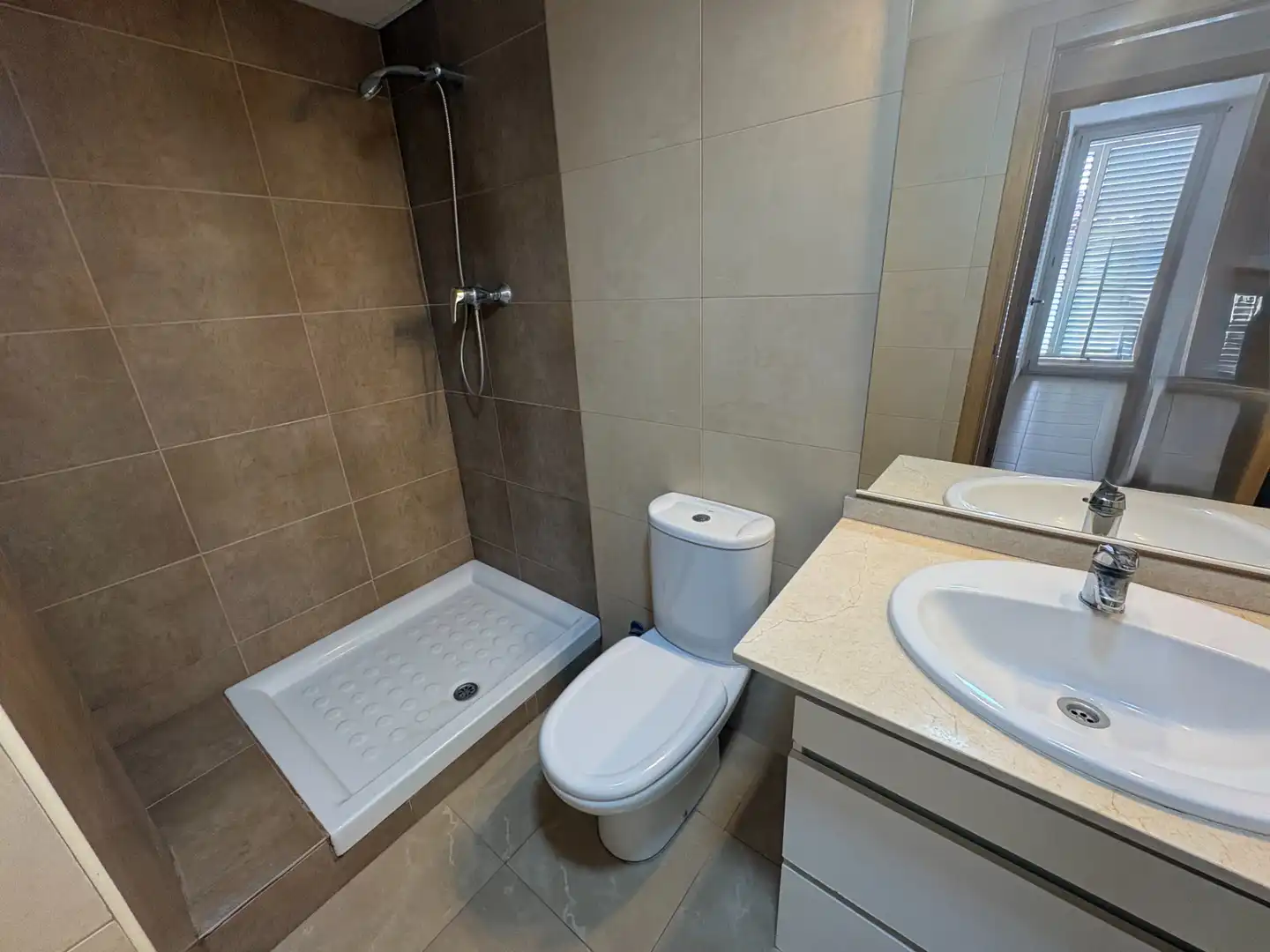 Badezimmer von Wohnung zum Verkauf in Vallgorguina mit Klimaanlage, Heizung und Balkon