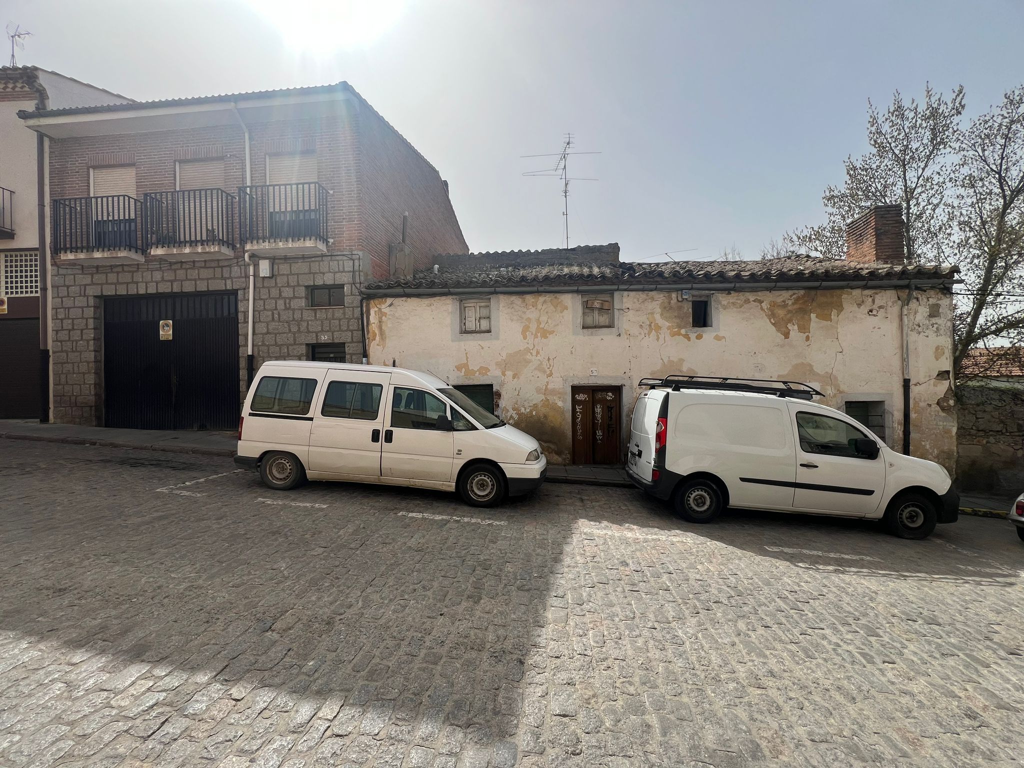 Vista exterior de Casa adosada en venda en Ávila Capital amb Jardí privat i Terrassa