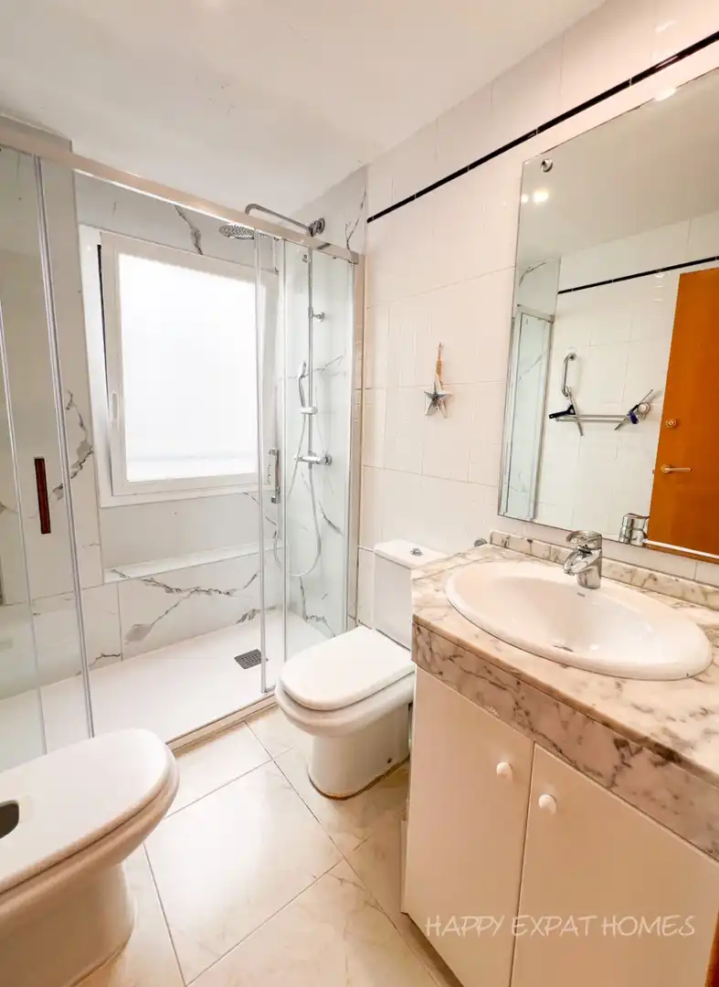 Bathroom of Flat for sale in Sitges  with Air Conditioner, Heating and Terrace