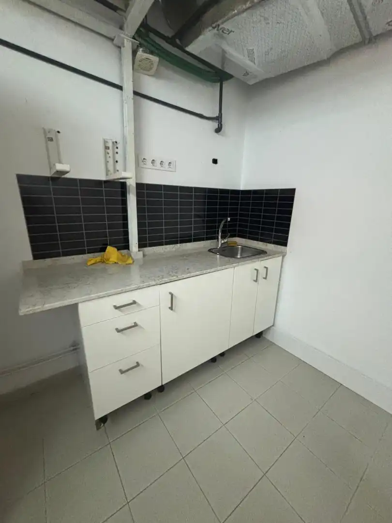 Cocina de Local de alquiler en Cornellà de Llobregat con Parquet