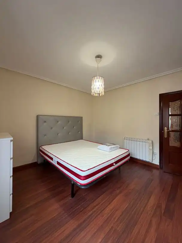 Schlafzimmer von Wohnung zur Miete in Laviana mit Heizung und Balkon
