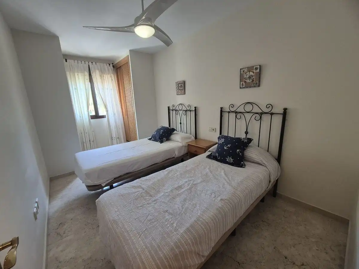 Dormitori de Apartament de lloguer en Estepona amb Aire condicionat, Calefacció i Terrassa