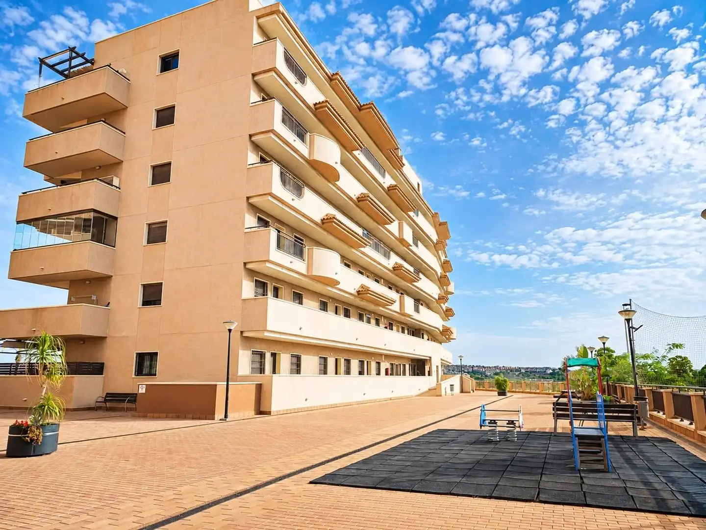 Außenansicht von Wohnung zum Verkauf in Elche / Elx mit Klimaanlage, Terrasse und Balkon