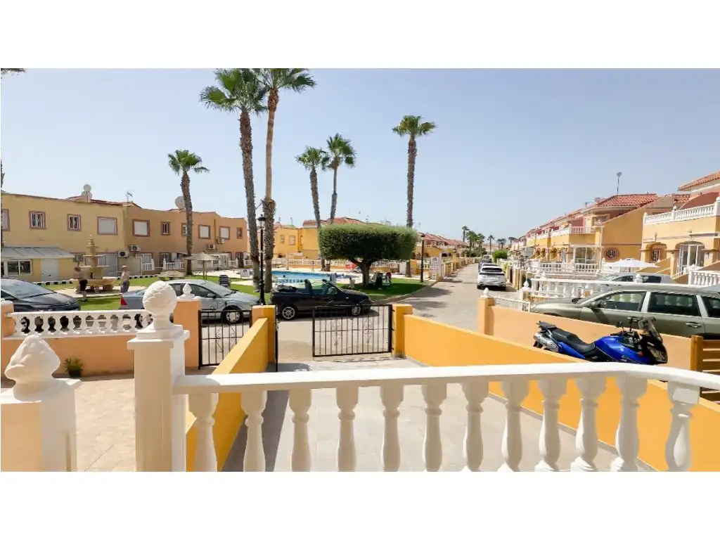 Vista exterior de Casa o xalet en venda en Orihuela amb Aire condicionat, Jardí privat i Terrassa