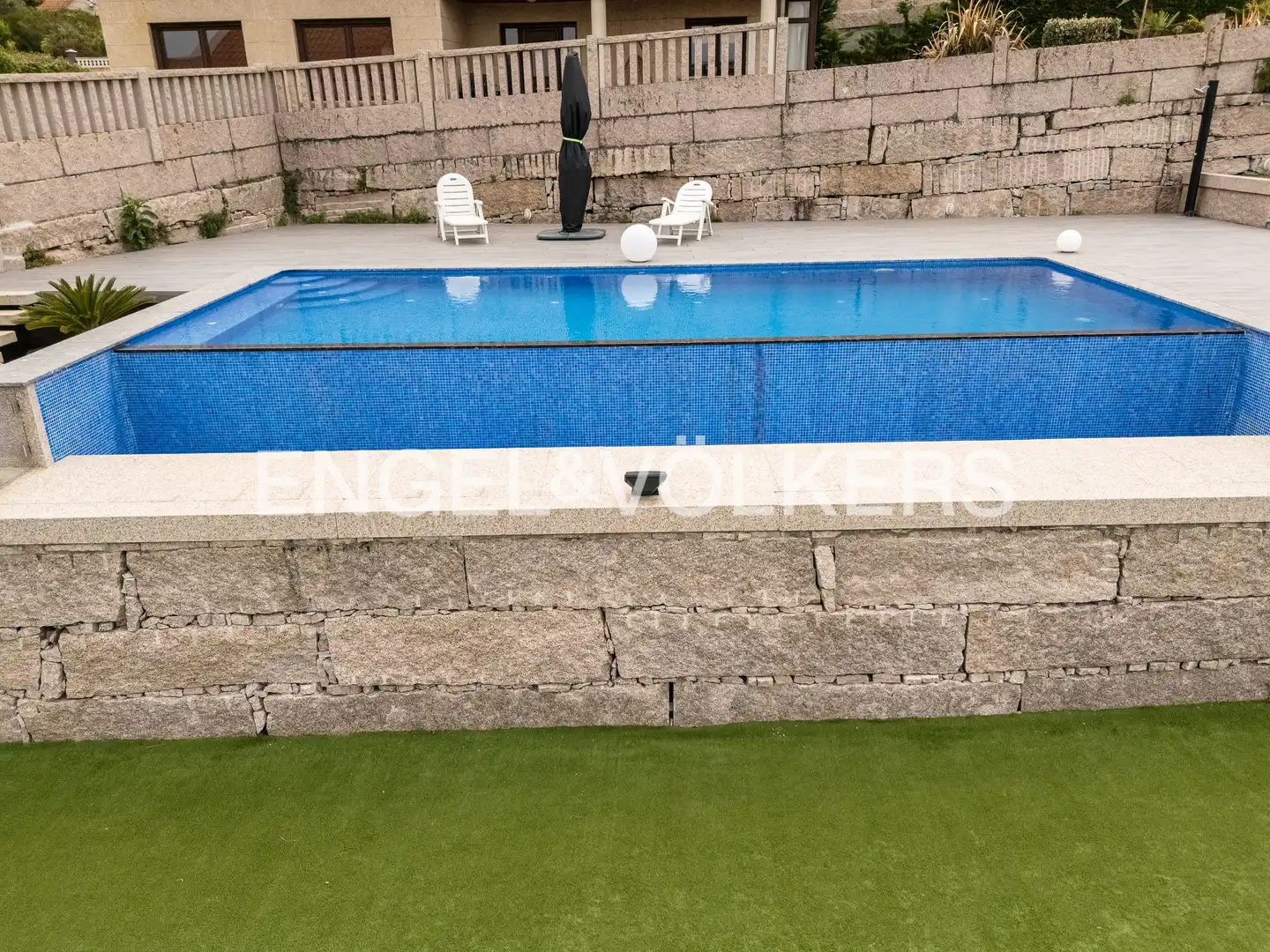 Piscina de Casa o xalet en venda en Oia amb Calefacció, Jardí privat i Parquet