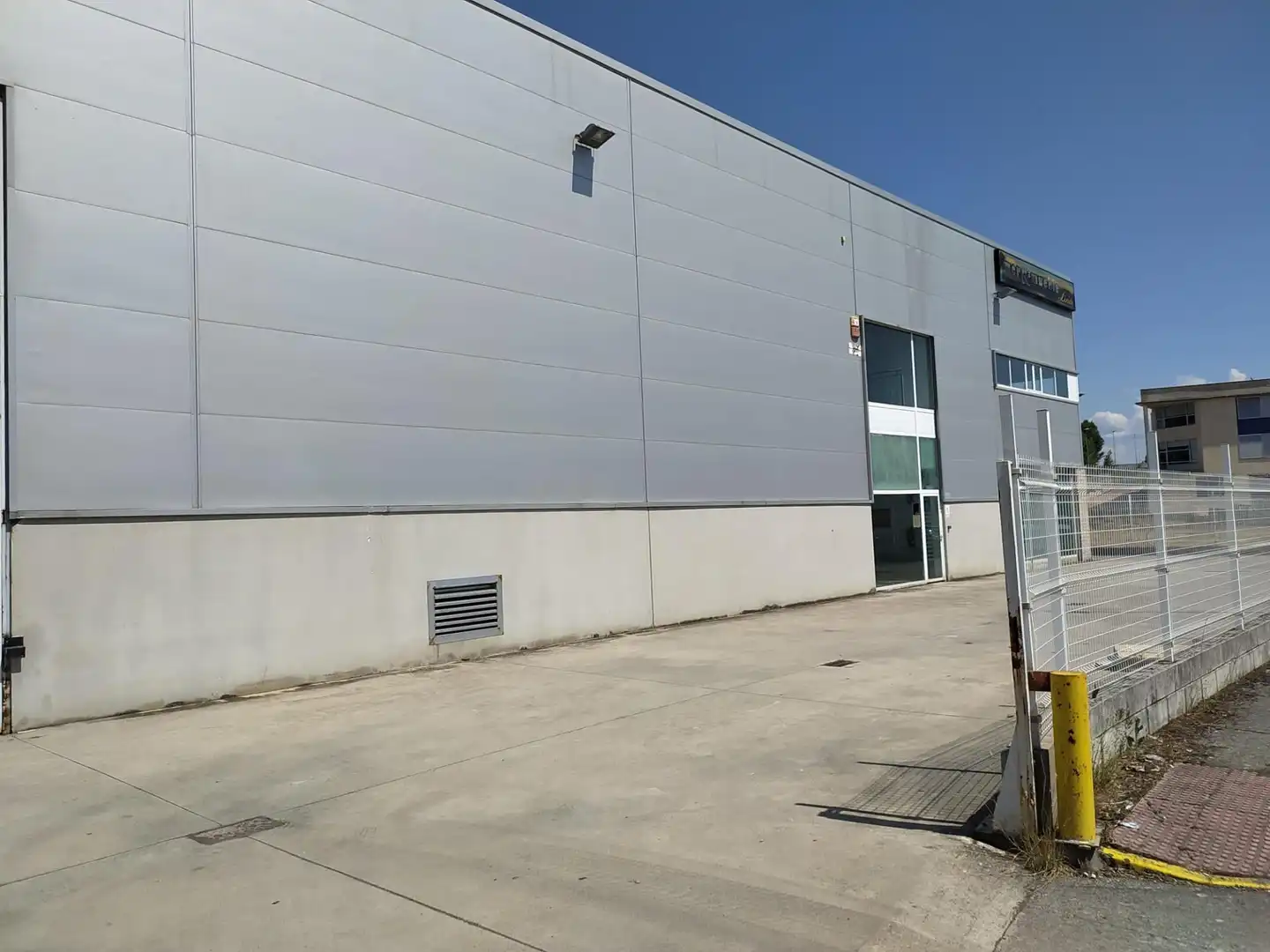 Vista exterior de Nau industrial de lloguer en Ponferrada