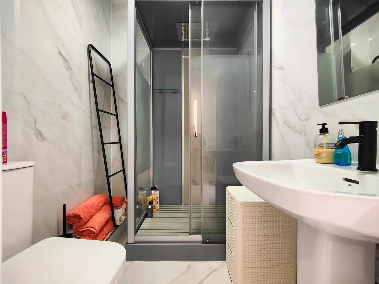 Badezimmer von Einfamilien-Reihenhaus zum Verkauf in Torrevieja mit Klimaanlage, Privatgarten und Terrasse