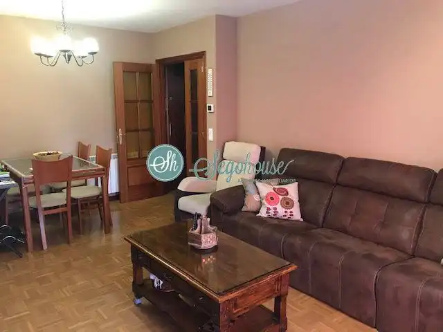 Living room of Flat for sale in Santa María la Real de Nieva  with Parquet flooring, Terrace and Storage room