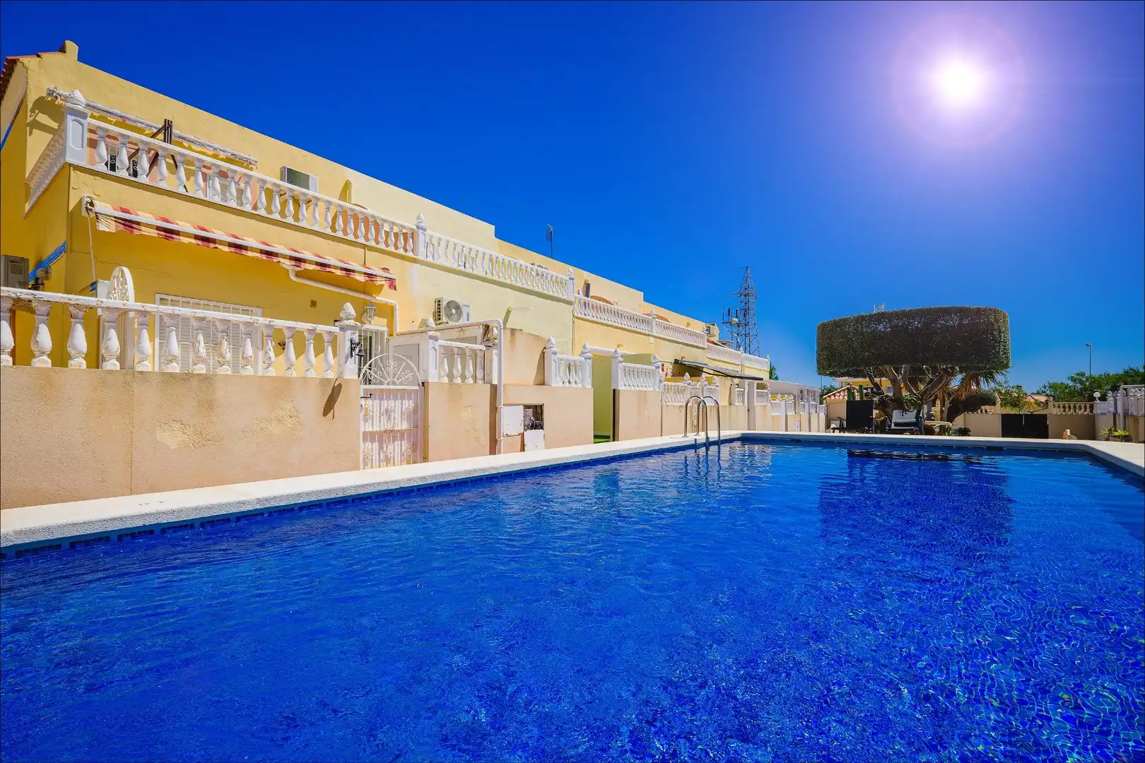 Piscina de Casa adosada en venta en Orihuela con Aire acondicionado, Calefacción y Jardín privado