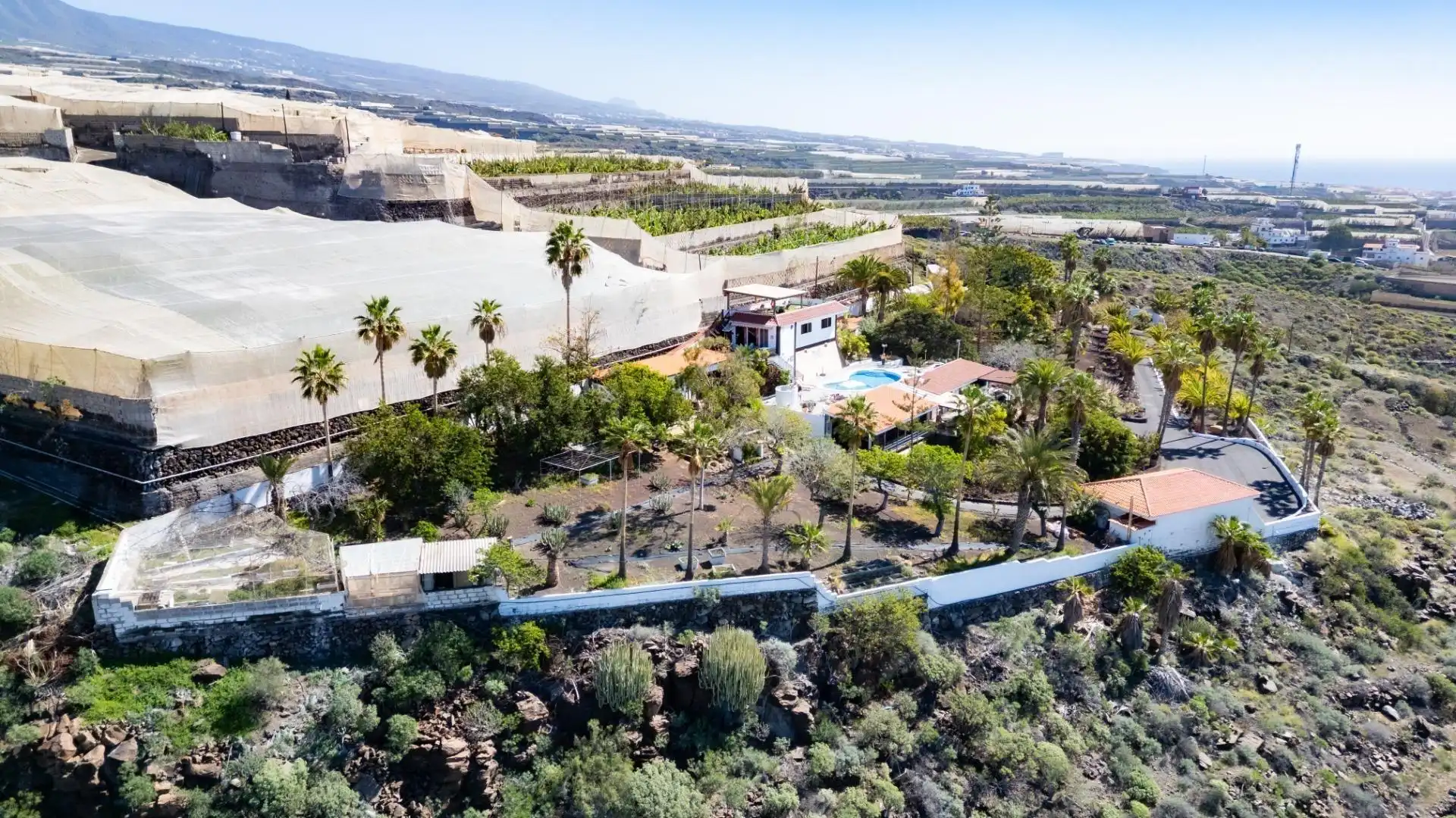 Vista exterior de Casa o xalet en venda en Guía de Isora amb Aire condicionat, Jardí privat i Terrassa