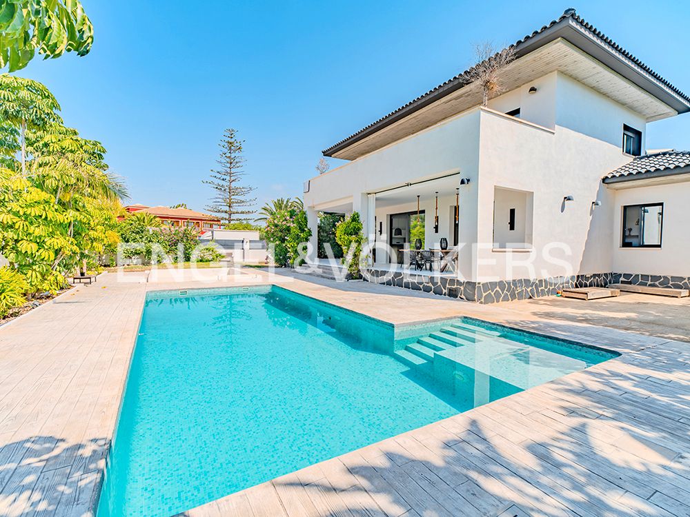 Vista exterior de Casa o xalet en venda en Sant Joan d'Alacant amb Aire condicionat, Calefacció i Jardí privat