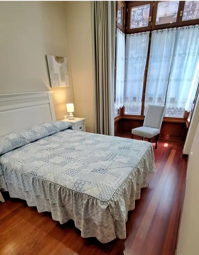 Schlafzimmer von Wohnung zur Miete in Gijón  mit Heizung, Parkett und Möbliert
