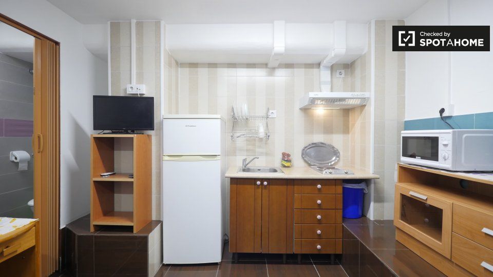 Cuina de Pis de lloguer en L'Hospitalet de Llobregat amb Aire condicionat, Calefacció i Moblat