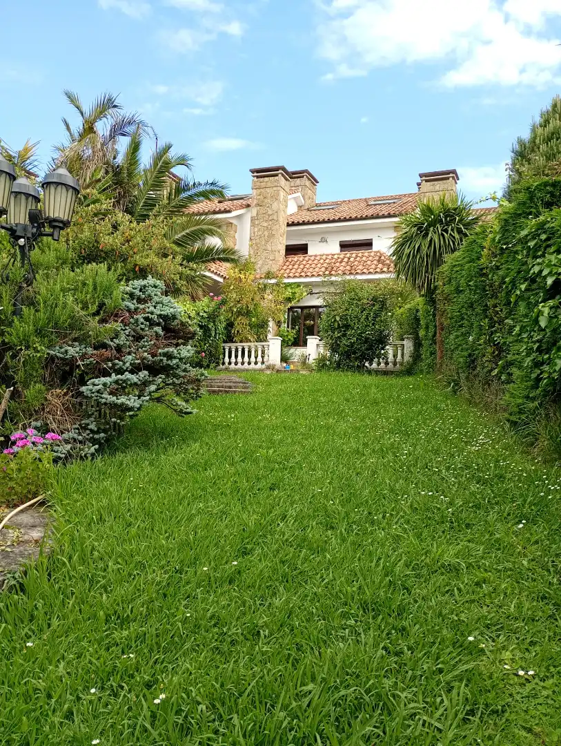 Jardí de Casa adosada en venda en Gijón  amb Calefacció, Jardí privat i Terrassa
